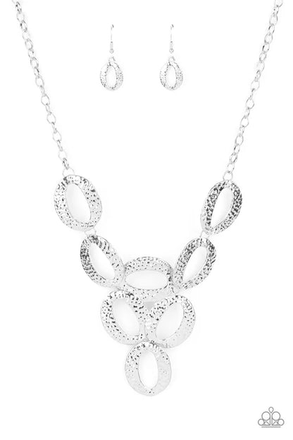 Paparazzi ♥ OVAL The Limit - Silver ♥ Necklace