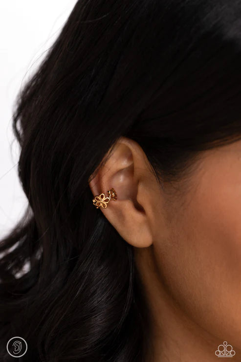 Paparazzi ♥ Daisy Debut - Gold ♥ Post Earrings